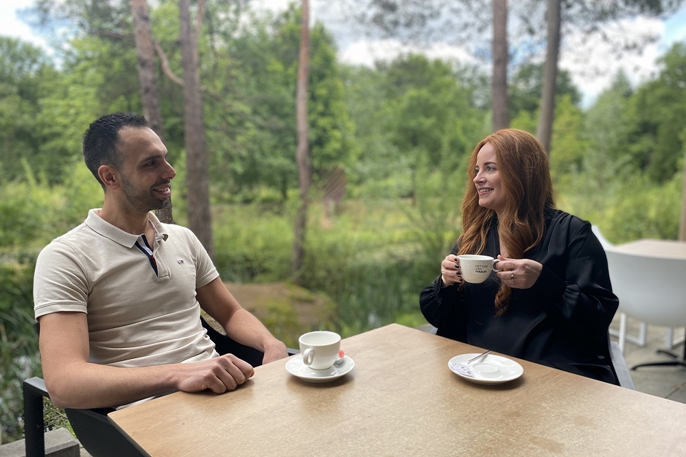 Marc van Mensvoort en Kim de Wit aan tafel op het terras van het Huis van Waalre